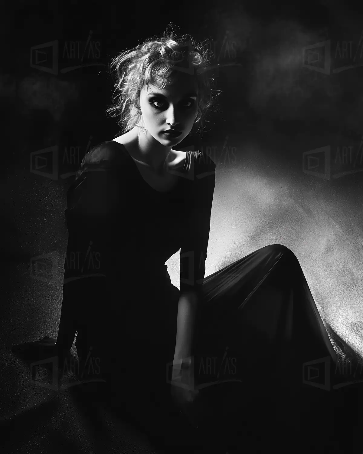 Retrato en blanco y negro de una figura femenina con expresión intensa. | CUADROS DE ATREZZO PARA CINE Y PUBLICIDAD