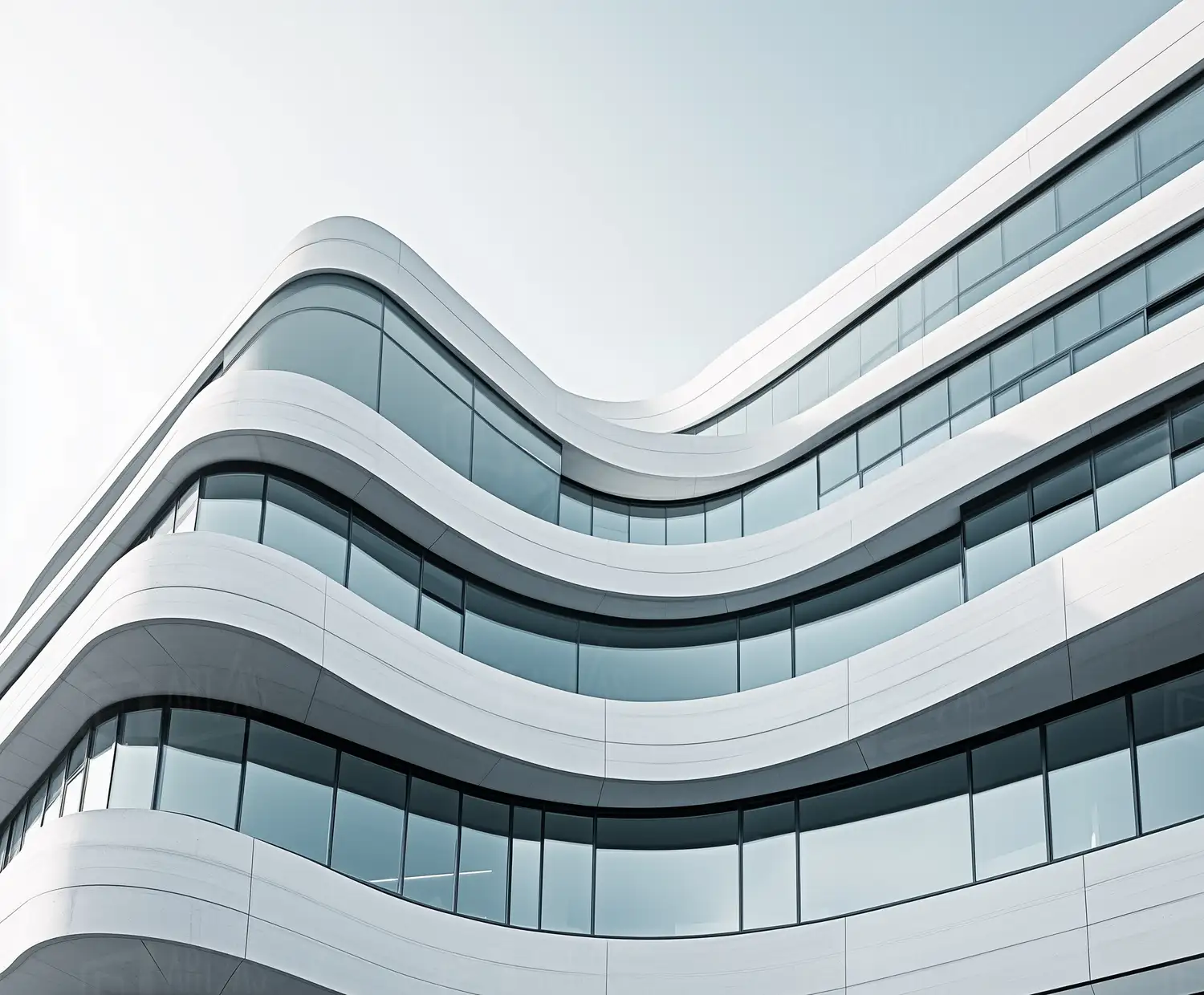 Edificio moderno con fachada ondulada y grandes ventanales. | CUADROS DE ATREZZO PARA CINE Y PUBLICIDAD
