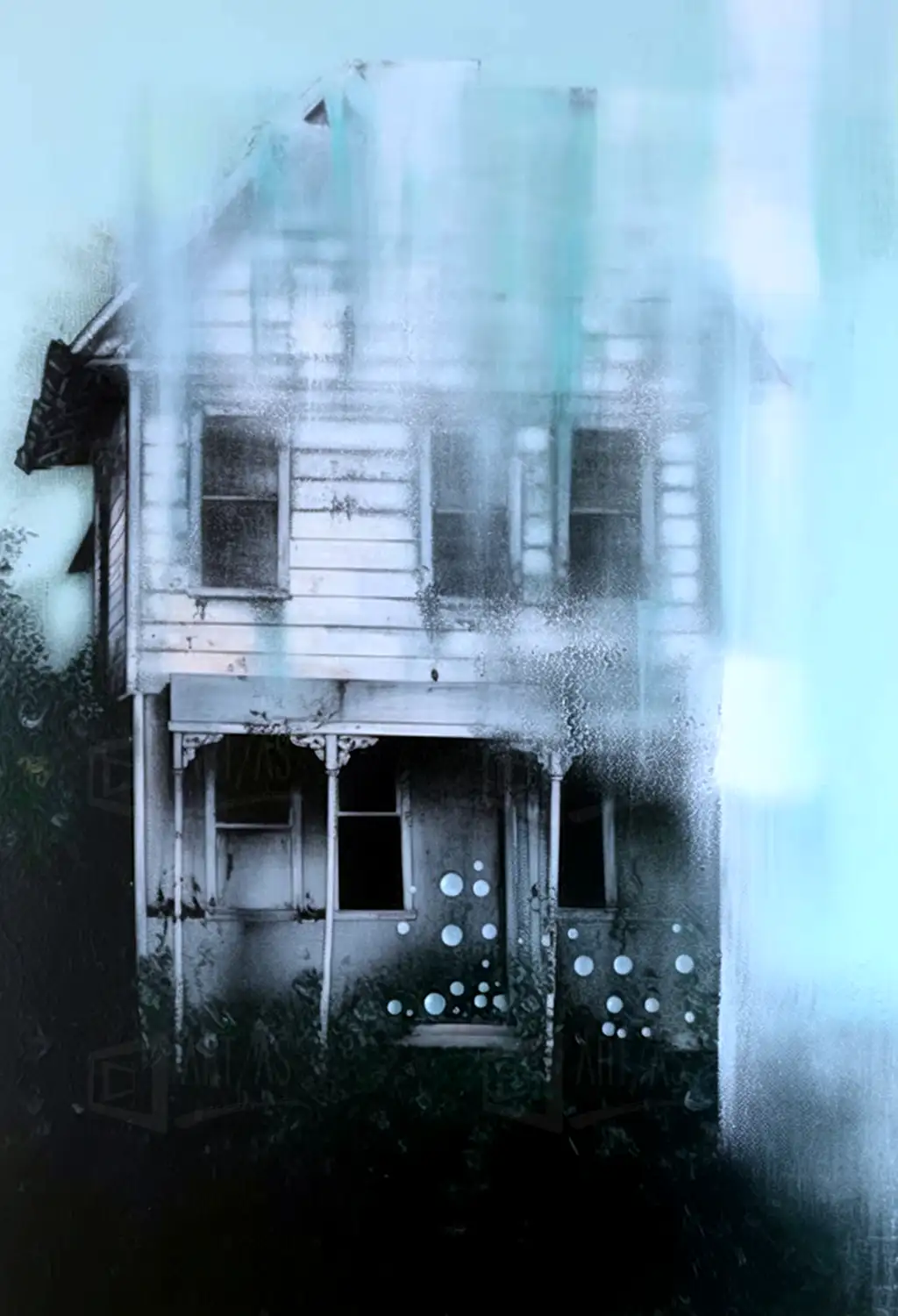 Casa antigua con un estilo deteriorado y un fondo difuso. | CUADROS DE ATREZZO PARA CINE Y PUBLICIDAD